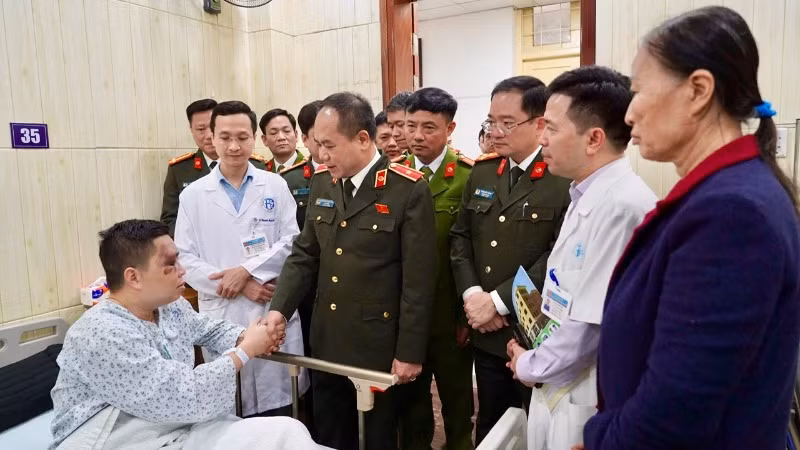 Giám đốc Công an thành phố Hà Nội cùng các đơn vị chức năng thăm hỏi, động viên Thiếu tá Nguyễn Ngọc Ánh.