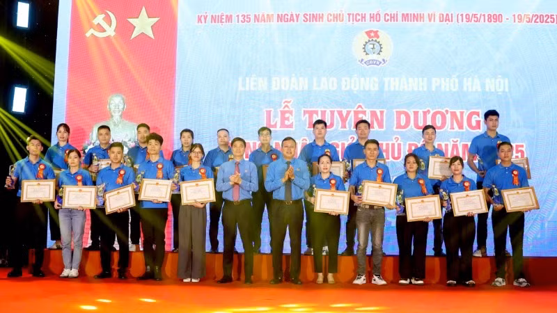 Lãnh đạo Tổng Liên đoàn Lao động Việt Nam và Liên đoàn Lao động thành phố Hà Nội trao khen thưởng các công nhân đạt danh hiệu "Công nhân giỏi Thủ đô".