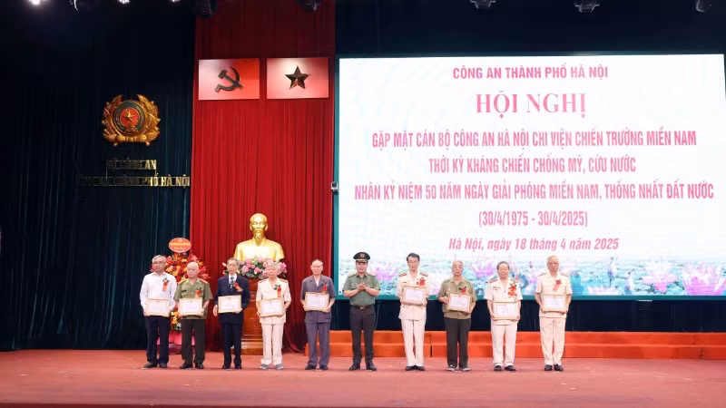 Khen thưởng đối với các đồng chí có nhiều đóng góp trong Ban liên lạc chiến trường B, C, K.