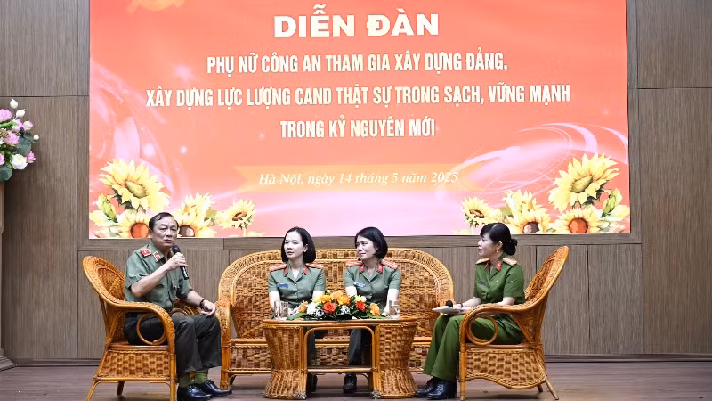 Các điển hình tham gia trao đổi tại diễn đàn.