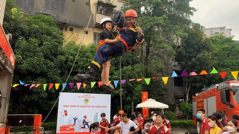 Nhân dân Thủ đô Hà Nội trải nghiệm, thực hành các phương án cứu hộ, cứu nạn. Nhân dân Thủ đô Hà Nội trải nghiệm, thực hành các phương án cứu hộ, cứu nạn.