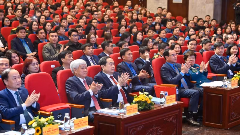 Các đại biểu dự chương trình. Các đại biểu dự chương trình.
