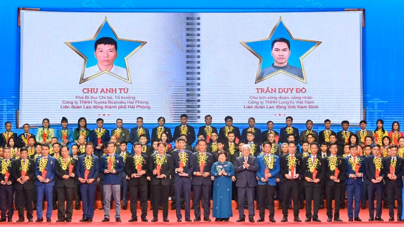 Chủ tịch Ủy ban Trung ương Mặt trận Tổ quốc Việt Nam Đỗ Văn Chiến và Chủ nhiệm Ủy ban Xã hội Nguyễn Thúy Anh trao biểu trưng biểu dương công nhân lao động tiêu biểu là đảng viên. Chủ tịch Ủy ban Trung ương Mặt trận Tổ quốc Việt Nam Đỗ Văn Chiến và Chủ nhiệm Ủy ban Xã hội Nguyễn Thúy Anh trao biểu trưng biểu dương công nhân lao động tiêu biểu là đảng viên.