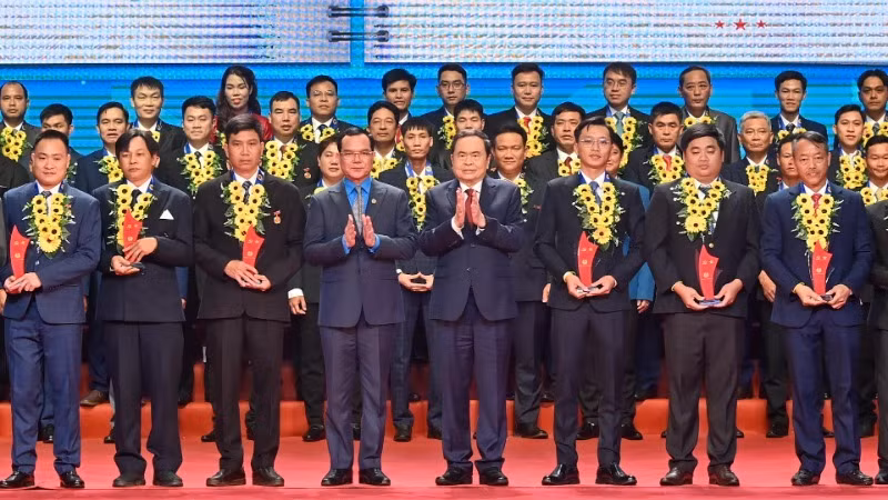 Chủ tịch Quốc hội Trần Thanh Mẫn và Chủ tịch Tổng Liên đoàn Lao động Việt Nam Nguyễn Đình Khang trao biểu trưng biểu dương công nhân lao động tiêu biểu là đảng viên Đảng Cộng sản Việt Nam. (Ảnh: Duy Linh)