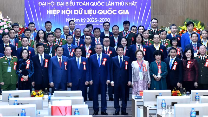 Tổng Bí thư Tô Lâm và Thủ tướng Phạm Minh Chính chụp ảnh lưu niệm cùng các đại biểu.