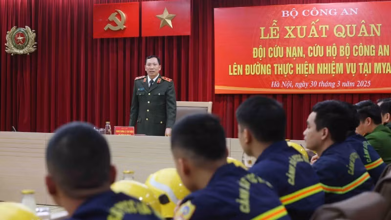 Trung tướng Lê Văn Tuyến phát biểu chỉ đạo.