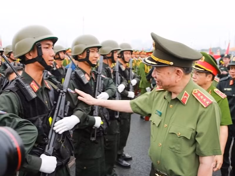 Đại tướng Tô Lâm kiểm tra trang thiết bị, quân tư trang của cán bộ, chiến sĩ Cảnh sát cơ động tham gia tổng duyệt lễ diễu binh.
