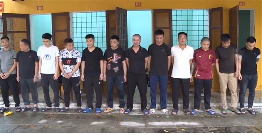 Công an Thanh Hóa bắt giữ các đối tượng trong đường dây cá độ bóng đá dưới hình thức cá độ trên mạng.