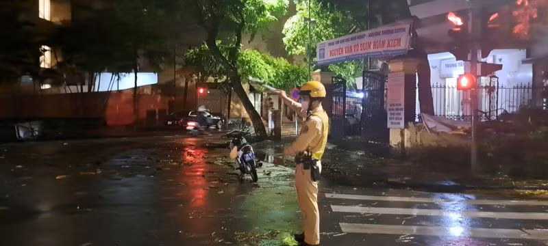 Đường thông, hè thoáng ngay trong đêm. Đường thông, hè thoáng ngay trong đêm.