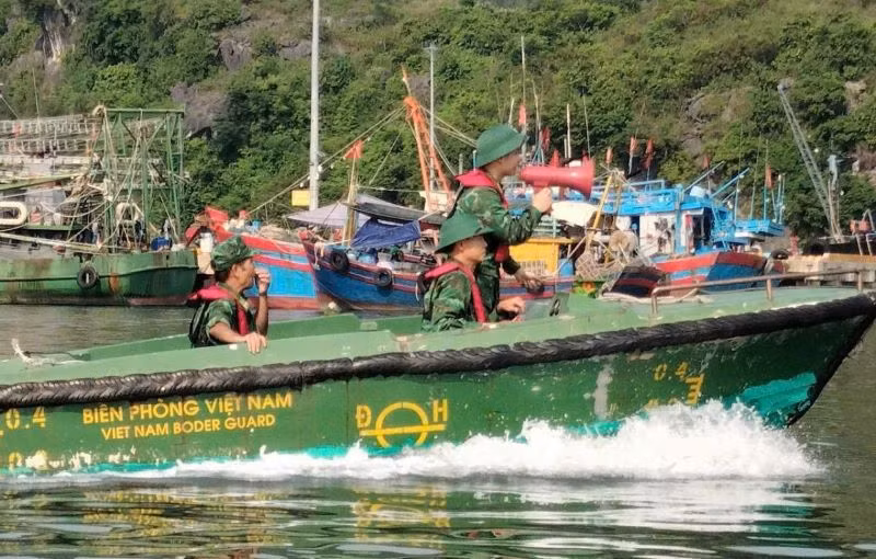 Đồn Biên phòng Cát Bà (Bộ đội Biên phòng Hải Phòng) tuyên truyền, vận động các hộ nuôi trồng thủy sản trên vịnh di chuyển vào nơi tránh trú bão an toàn.