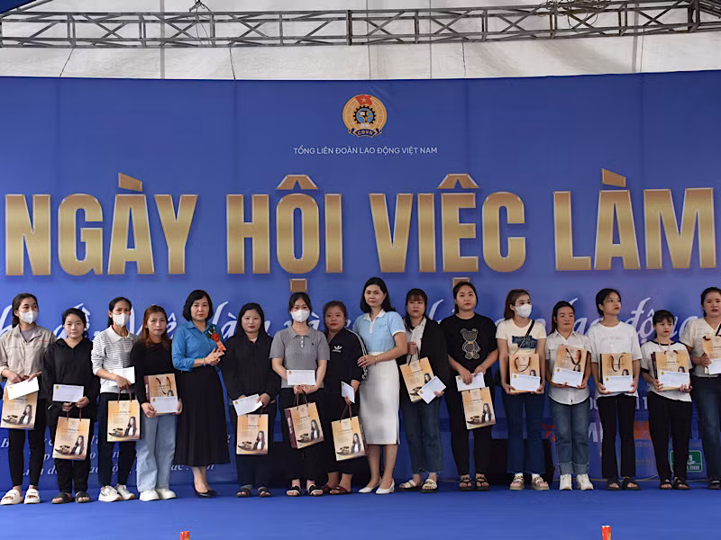 Trao quà tặng công nhân, lao động nữ có hoàn cảnh khó khăn.