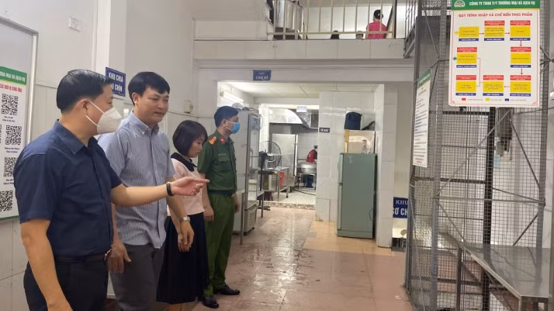 Cơ quan chức năng kiểm tra bếp ăn của Công ty TPT Đầu tư Thương mại và Dịch vụ cung ứng suất ăn cho học sinh Trường tiểu học Vạn Phúc. Cơ quan chức năng kiểm tra bếp ăn của Công ty TPT Đầu tư Thương mại và Dịch vụ cung ứng suất ăn cho học sinh Trường tiểu học Vạn Phúc.