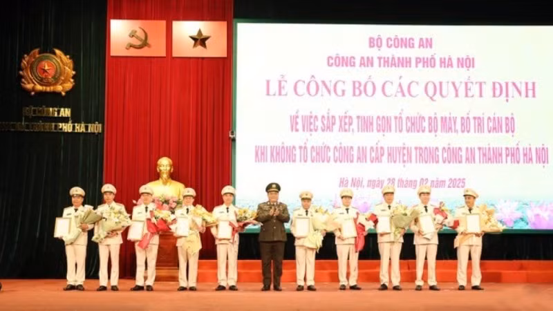 Trung tướng Nguyễn Hải Trung trao quyết định cho các đồng chí được điều động, luân chuyển.
