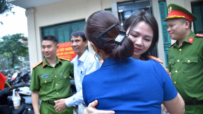 Cái ôm của chị Thủy với cán bộ công an thay lời cảm ơn không cất nổi thành lời.