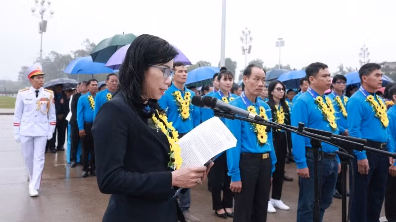 Đảng viên Nguyễn Thị Mỹ Linh tự hào thay mặt các tấm gương tiêu biểu báo công dâng Bác. Đảng viên Nguyễn Thị Mỹ Linh tự hào thay mặt các tấm gương tiêu biểu báo công dâng Bác.