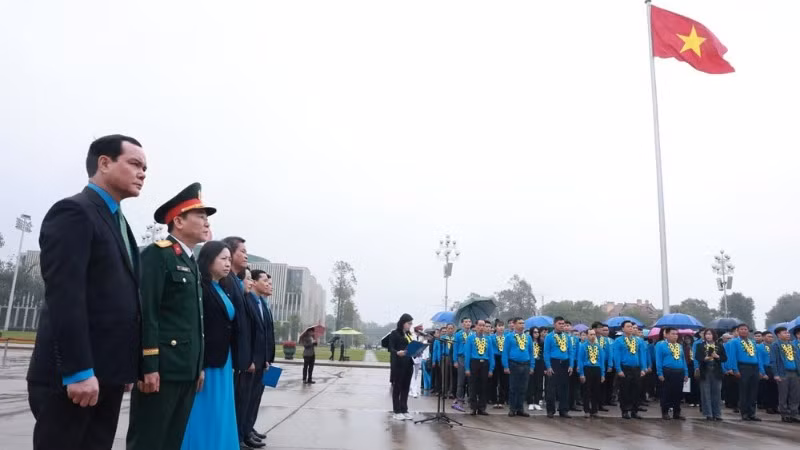 96 gương đảng viên là công nhân tiêu biểu vào Lăng viếng và báo công với Bác.