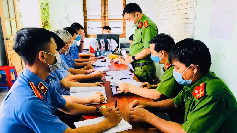 Kiểm sát việc tạm giữ, tạm giam và thi hành án phạt tù.