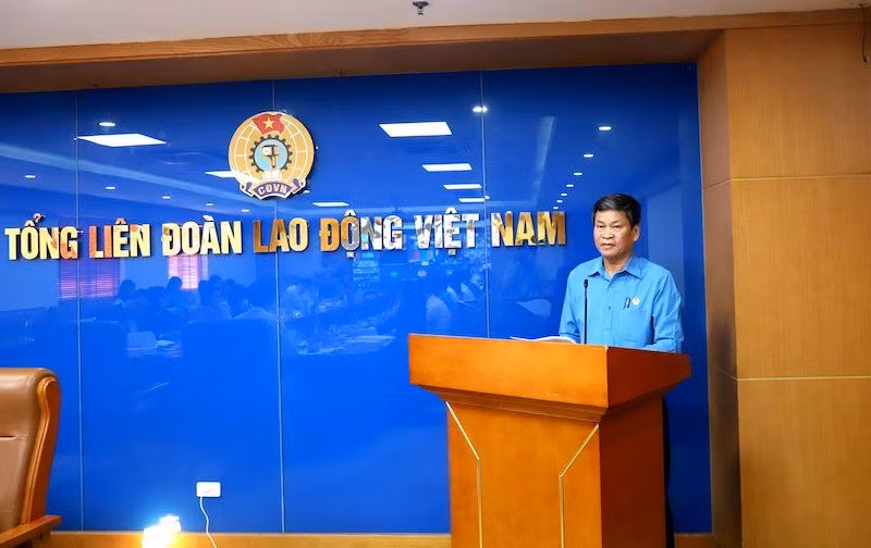 Phó Chủ tịch Tổng Liên đoàn Lao động Huỳnh Thanh Xuân phát biểu đề dẫn tọa đàm.