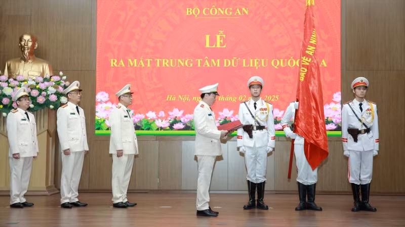 Thiếu tướng Nguyễn Ngọc Cương, Giám đốc Trung tâm Dữ liệu quốc gia thay mặt cán bộ, chiến sĩ đơn vị tuyên thệ tại buổi lễ. Thiếu tướng Nguyễn Ngọc Cương, Giám đốc Trung tâm Dữ liệu quốc gia thay mặt cán bộ, chiến sĩ đơn vị tuyên thệ tại buổi lễ.