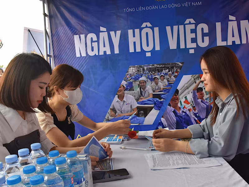 Công nhân nữ nghe tư vấn tại các gian hàng.