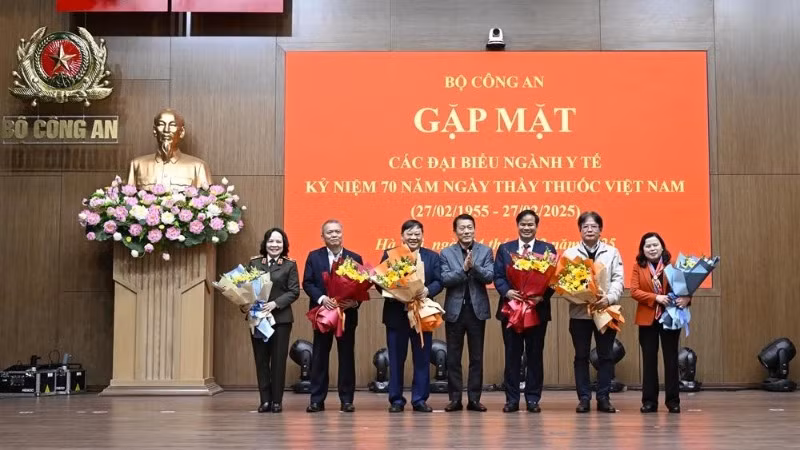 Bộ trưởng Lương Tam Quang tặng hoa chúc mừng các đại biểu ngành Y tế. Bộ trưởng Lương Tam Quang tặng hoa chúc mừng các đại biểu ngành Y tế.