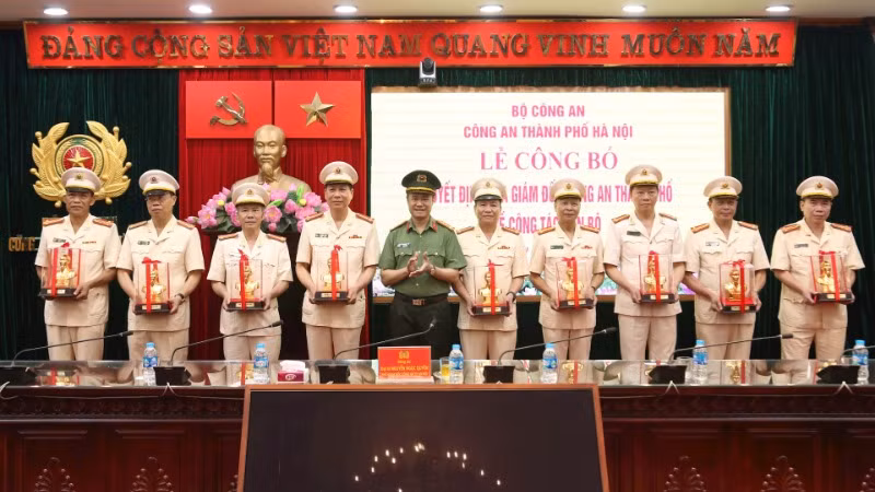 Phó giám đốc Nguyễn Ngọc Quyền trao quà tặng các đồng chí nghỉ hưu.