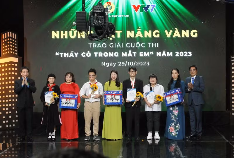 Trao tặng giải Nhất. Trao tặng giải Nhất.