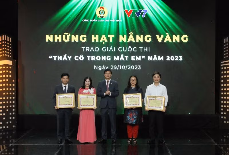 Đồng chí Ngọ Duy Hiểu trao Bằng khen tặng Công đoàn Giáo dục Hà Nội, Công đoàn Giáo dục Tuyên Quang, Công đoàn Giáo dục Lạng Sơn và Công đoàn Đại học Bách khoa do có nhiều thành tích tổ chức tốt cuộc thi. Đồng chí Ngọ Duy Hiểu trao Bằng khen tặng Công đoàn Giáo dục Hà Nội, Công đoàn Giáo dục Tuyên Quang, Công đoàn Giáo dục Lạng Sơn và Công đoàn Đại học Bách khoa do có nhiều thành tích tổ chức tốt cuộc thi.