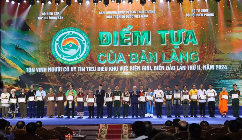 Đại tướng Lương Cường và đồng chí Đỗ Văn Chiến trao Biểu trưng, Giấy chứng nhận của Chương trình tặng các đại biểu người có uy tín tiêu biểu.