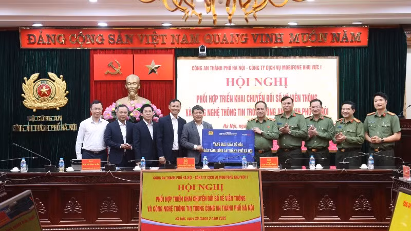 Cty dịch vụ Mobifone khu vực 1 tặng giải pháp số hóa Bảo tàng Công an thành phố Hà Nội.