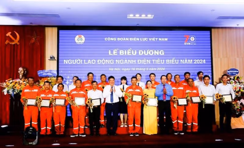 Lãnh đạo Tập đoàn EVN và Công đoàn Điện lực Việt Nam trao tặng bằng khen cho các công nhân tiêu biểu.