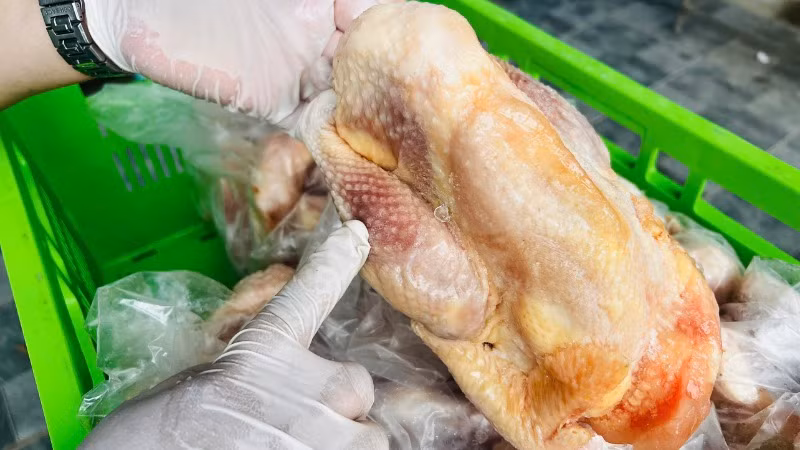 Nhiều sản phẩm có dấu hiệu hư hỏng.