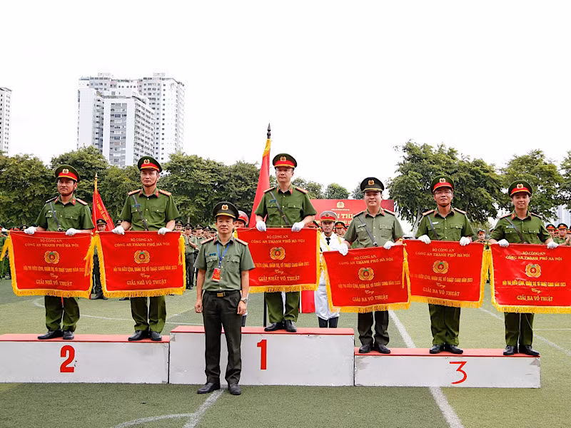 Trao thưởng tặng các tập thể và cá nhân có thành tích xuất sắc