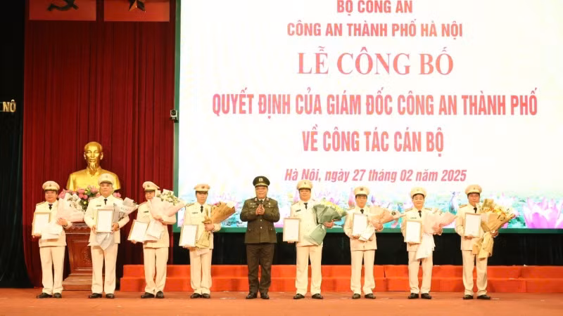 Trao quyết định nghỉ hưu. Trao quyết định nghỉ hưu.