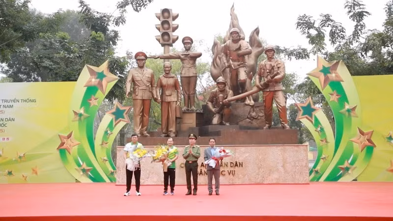 Thứ trưởng Trần Quốc Tỏ tặng hoa lãnh đạo Bộ Văn hóa, Thể thao và Du lịch và Cục Thể dục thể thao.