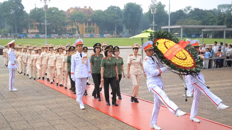 Lễ báo công và vào Lăng viếng Bác.