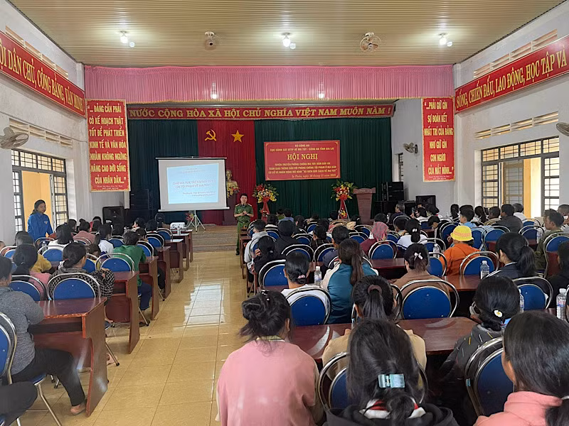 Báo cáo viên C04 tuyên truyền công tác phòng, chống ma túy tại hội nghị. Báo cáo viên C04 tuyên truyền công tác phòng, chống ma túy tại hội nghị.