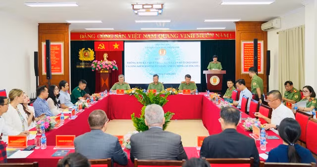 Toàn cảnh họp báo.