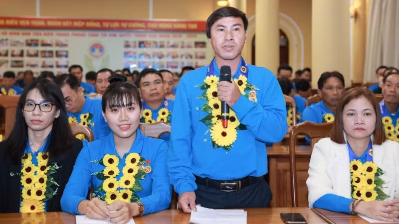 Đảng viên Lại Thế Phúc chia sẻ động cơ vào Đảng. Đảng viên Lại Thế Phúc chia sẻ động cơ vào Đảng.