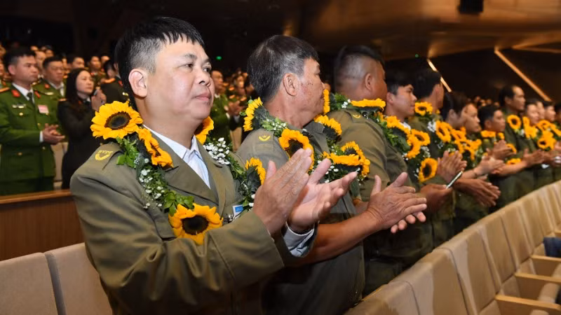 Các gương điển hình tiêu biểu tham dự chương trình.