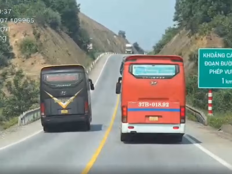 Trên tuyến cao tốc Cam Lộ-La Sơn. Trên tuyến cao tốc Cam Lộ-La Sơn.