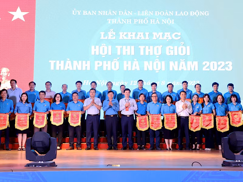 Trao cờ thi đua tặng các đơn vị dự thi.