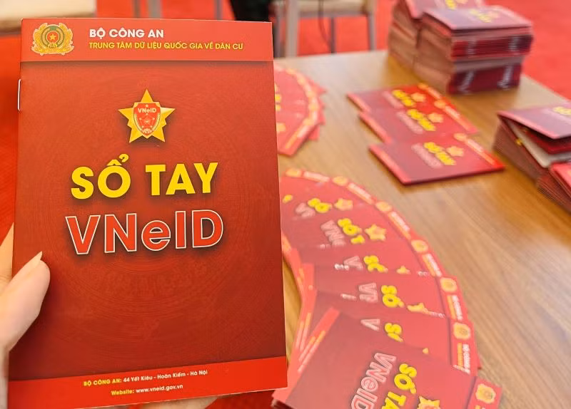 Cấp tài khoản định danh điện tử cho đại biểu Quốc hội.