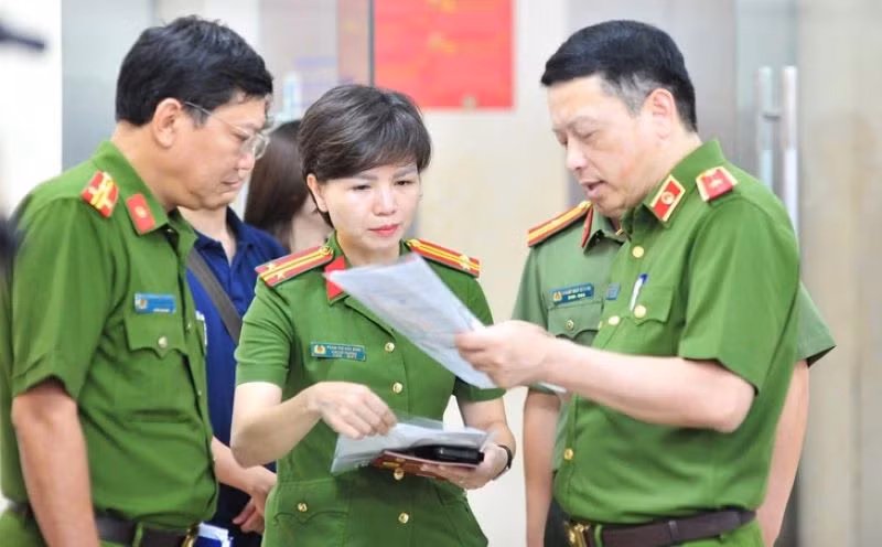 Sáng 1/7, Thiếu tướng Nguyễn Hồng Ky, Phó Giám đốc Công an thành phố Hà Nội kiểm tra công tác thu nhận hồ sơ cấp căn cước tại Phòng Cảnh sát Quản lý hành chính về trật tự xã hội. Sáng 1/7, Thiếu tướng Nguyễn Hồng Ky, Phó Giám đốc Công an thành phố Hà Nội kiểm tra công tác thu nhận hồ sơ cấp căn cước tại Phòng Cảnh sát Quản lý hành chính về trật tự xã hội.