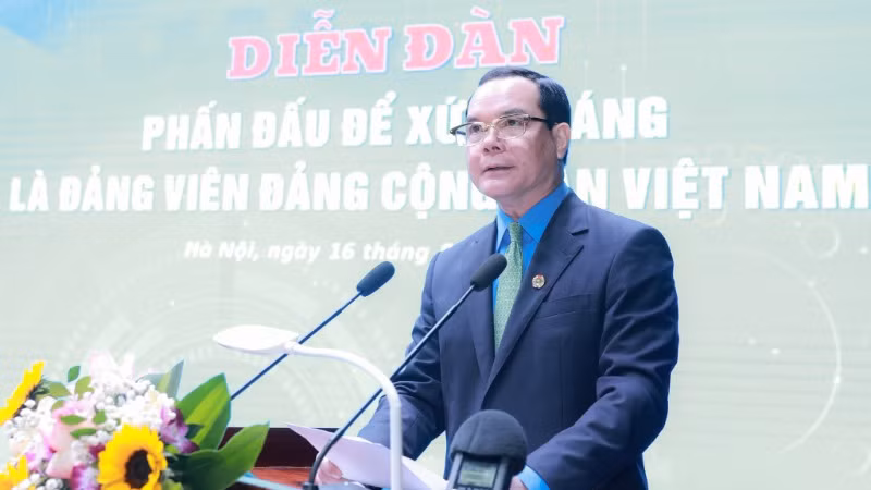 Chủ tịch Tổng Liên đoàn Lao động Việt Nam Nguyễn Đình Khang phát biểu khai mạc. Chủ tịch Tổng Liên đoàn Lao động Việt Nam Nguyễn Đình Khang phát biểu khai mạc.