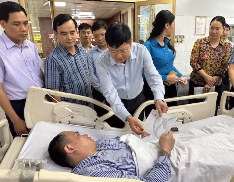 Phó Chủ tịch Tổng Liên đoàn Lao động Việt Nam Phan Văn Anh và Chủ tịch Công đoàn Than-Khoáng sản Việt Nam Lê Thanh Xuân trao hỗ trợ công nhân bị thương do cháy khí metan.