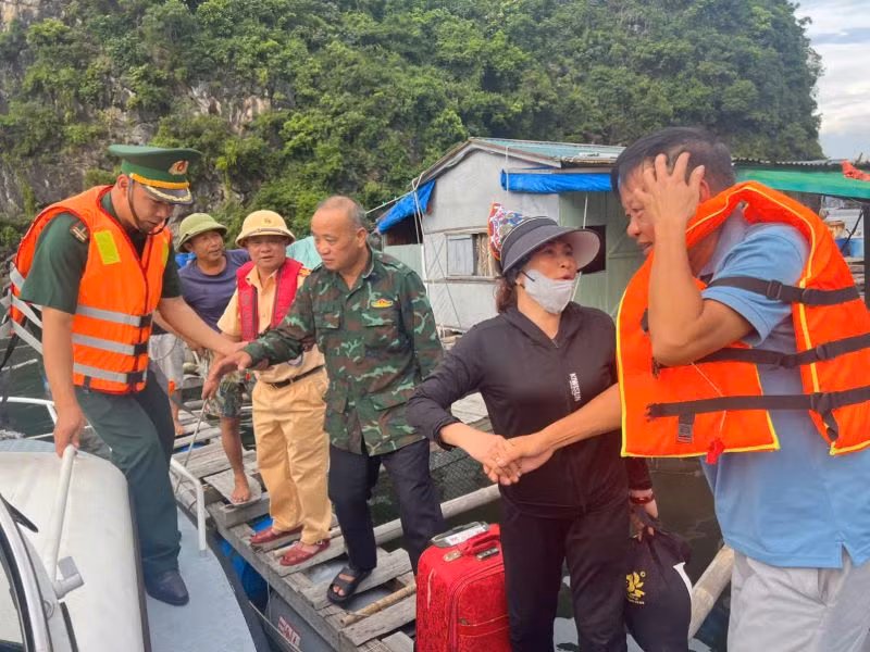 Cán bộ Đồn Biên phòng Trà Cổ (Bộ đội Biên phòng tỉnh Quảng Ninh phối hợp lực lượng Công an hỗ trợ người dân di chuyển đến nơi an toàn.