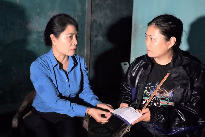 Phó Chủ tịch Công đoàn TKV Nguyễn Thị Minh thăm hỏi, động viên gia đình chị Nguyễn Thị Thịnh, Công ty cổ phần than Hà Tu bị đổ sập toàn bộ tường và mái, tài sản trong nhà bị ngập nước hư hỏng toàn bộ.