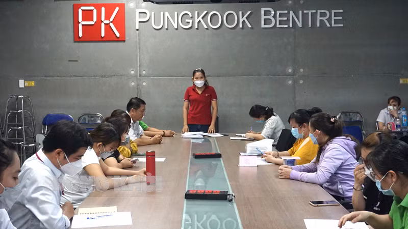 Bí thư Chi bộ Công ty TNHH MTV Pungkook Bến Tre Huỳnh Thị Thúy An chủ trì sinh hoạt định kỳ tại chi bộ. Bí thư Chi bộ Công ty TNHH MTV Pungkook Bến Tre Huỳnh Thị Thúy An chủ trì sinh hoạt định kỳ tại chi bộ.