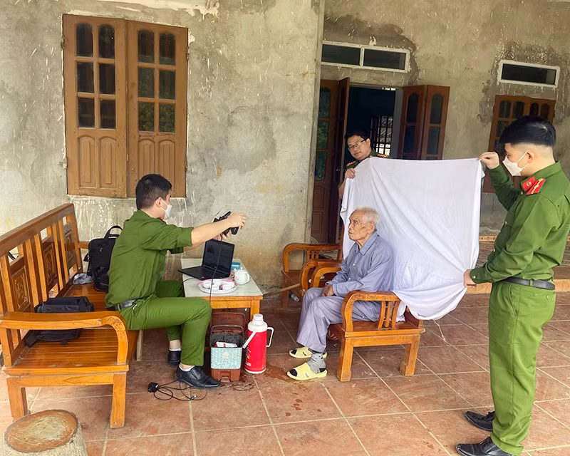 Công an huyện Yên Thủy (Hòa Bình) hỗ trợ người già làm căn cước công dân tại nhà.